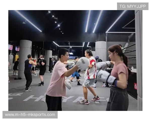 职业拳击手加入力量与耐力结合训练