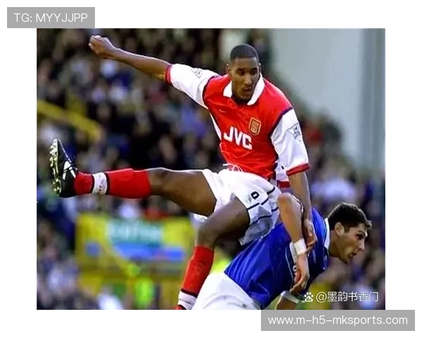 赛场绝杀：足球“弧线”球技炸裂全场！